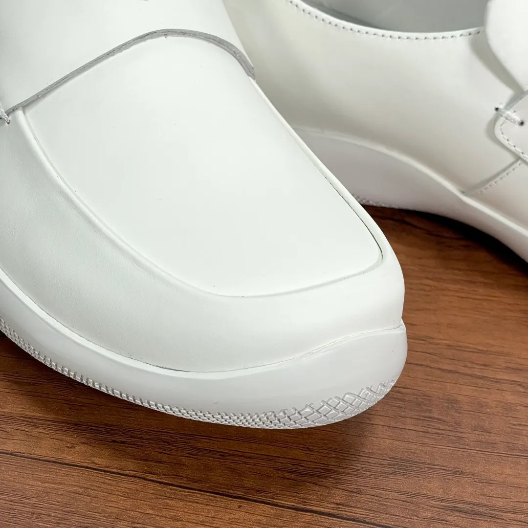 💰720 Code: YS003342 Prada/Prada men's new leather sneakers. These sneakers are made of imported calf leather and have a classic penny loafer upper design style, inspired by classic aesthetic concepts. Equipped with 3.5cm iconic red label lightweight elastic rubber soles, fabric and cowhide mixed lining, and silk-printed logo cowhide foot pads. The style is versatile and durable, comfortable and breathable, and comes with a full set of original packaging dust bags! Size: 39-40-41-42-43-44 Standard leather shoe size (45 can be customized but returns and exchanges are not supported) Item number: 4D3612 White